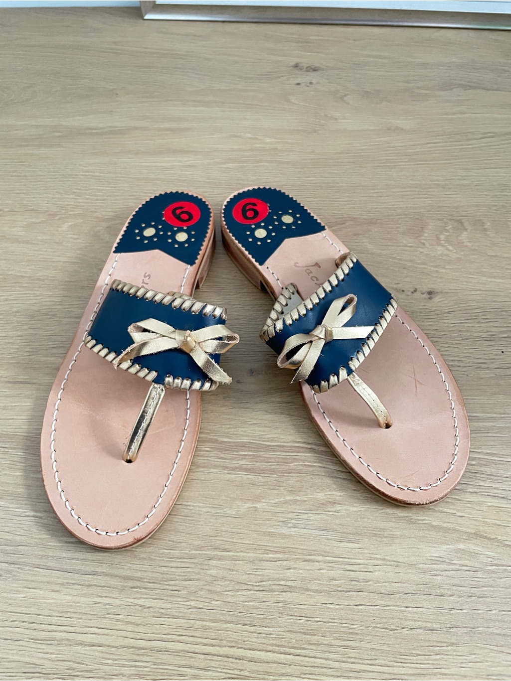 Jack Rogers Size 6 Women's Bow Navy And Gold Bow Thong Leather Sandals